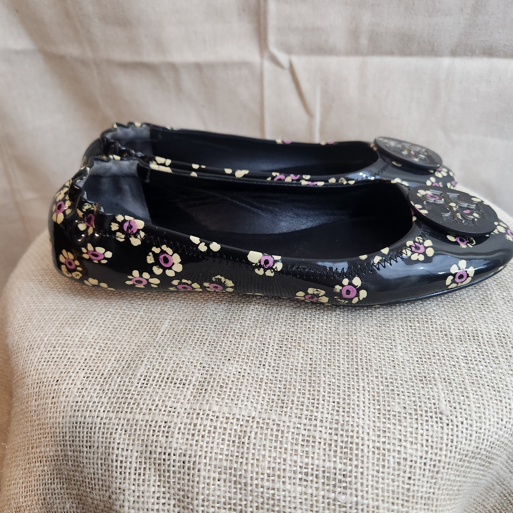 Tory Burch Reva Black Patent Leather Floral Print Flats - Picture 3 of 6